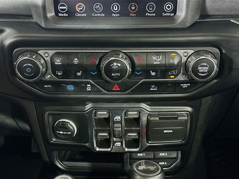 Used 2022 Jeep Wrangler Unlimited Sahara w/ Cold Weather Group AWD/4WD image 23