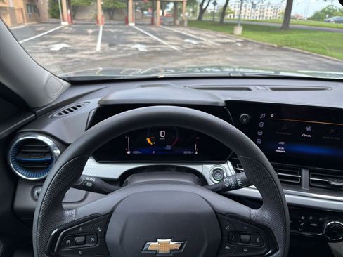 Used 2025 Chevrolet Trax LT FWD image 29