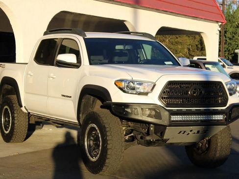 Used 2016 Toyota Tacoma TRD Off-Road image 3