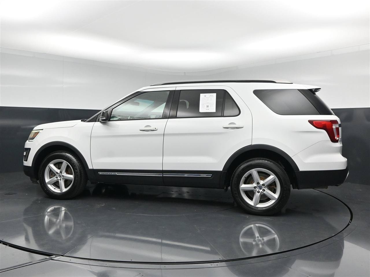 Used 2016 Ford Explorer XLT AWD/4WD image 8