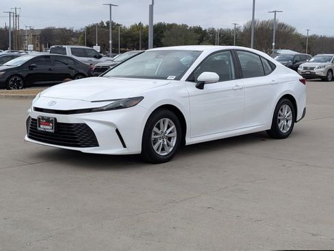 Used 2025 Toyota Camry LE image 10