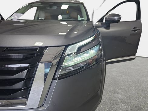 Used 2025 Nissan Pathfinder Platinum FWD image 30