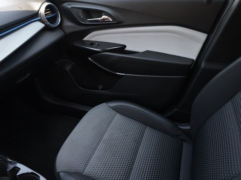 Used 2025 Chevrolet Trax LT image 12