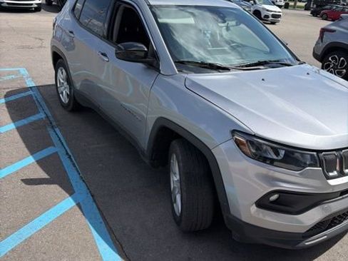 Used 2022 Jeep Compass Latitude FWD image 1