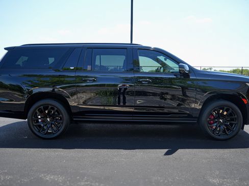 Used 2024 Cadillac Escalade ESV Sport Platinum w/ LPO, ONYX Package AWD/4WD image 5