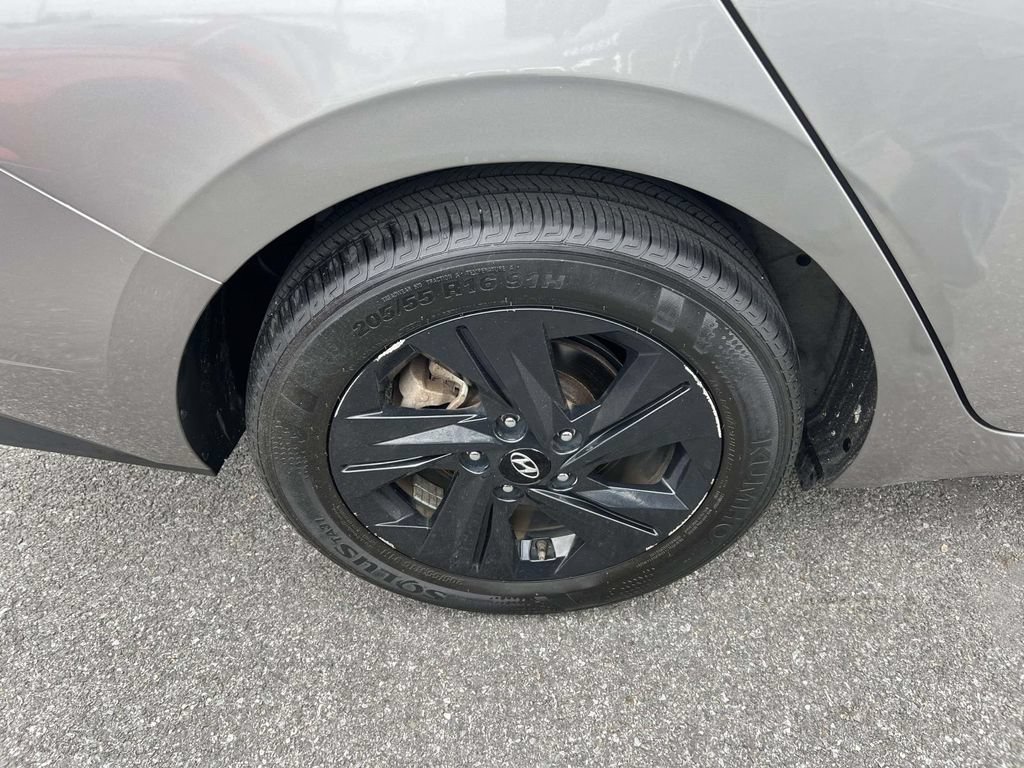 Used 2023 Hyundai Elantra SEL w/ Preferred Accessory Package FWD image 9