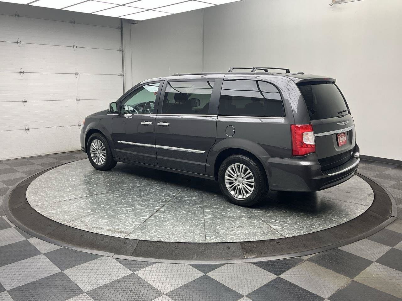 Used 2015 Chrysler Town & Country Touring-L w/ Driver Convenience Group FWD image 2