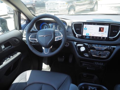 New 2025 Chrysler Pacifica Select w/ Uconnect Theater Family Group image 25