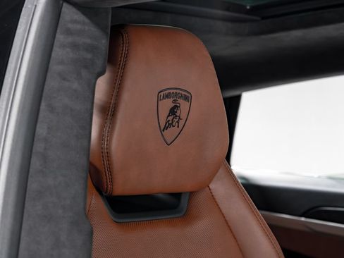 Used 2022 Lamborghini Urus AWD/4WD image 42