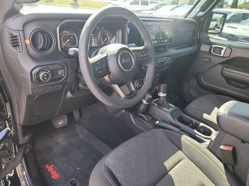 Used 2025 Jeep Gladiator Mojave AWD/4WD image 19