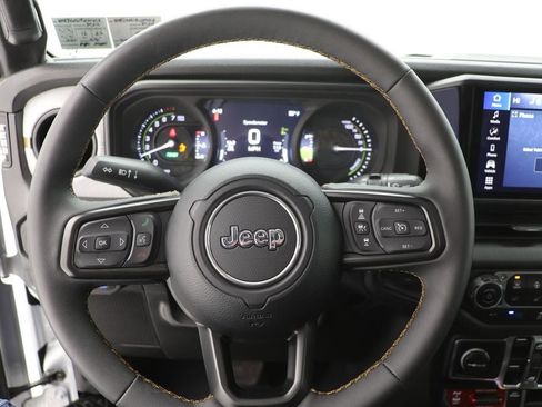 Used 2024 Jeep Wrangler Unlimited image 17