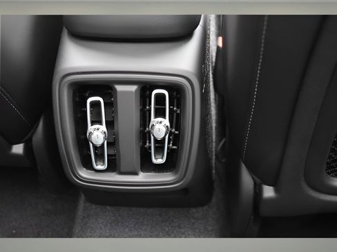 Certified 2025 Volvo XC40 B5 Core w/ Protection Package Premier image 14