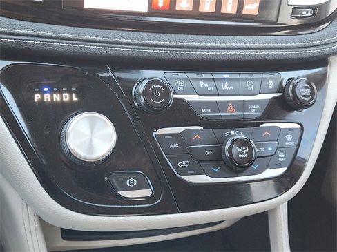 Used 2022 Chrysler Pacifica Limited image 27
