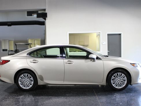 Used 2013 Lexus ES 350 w/ Luxury Pkg image 2