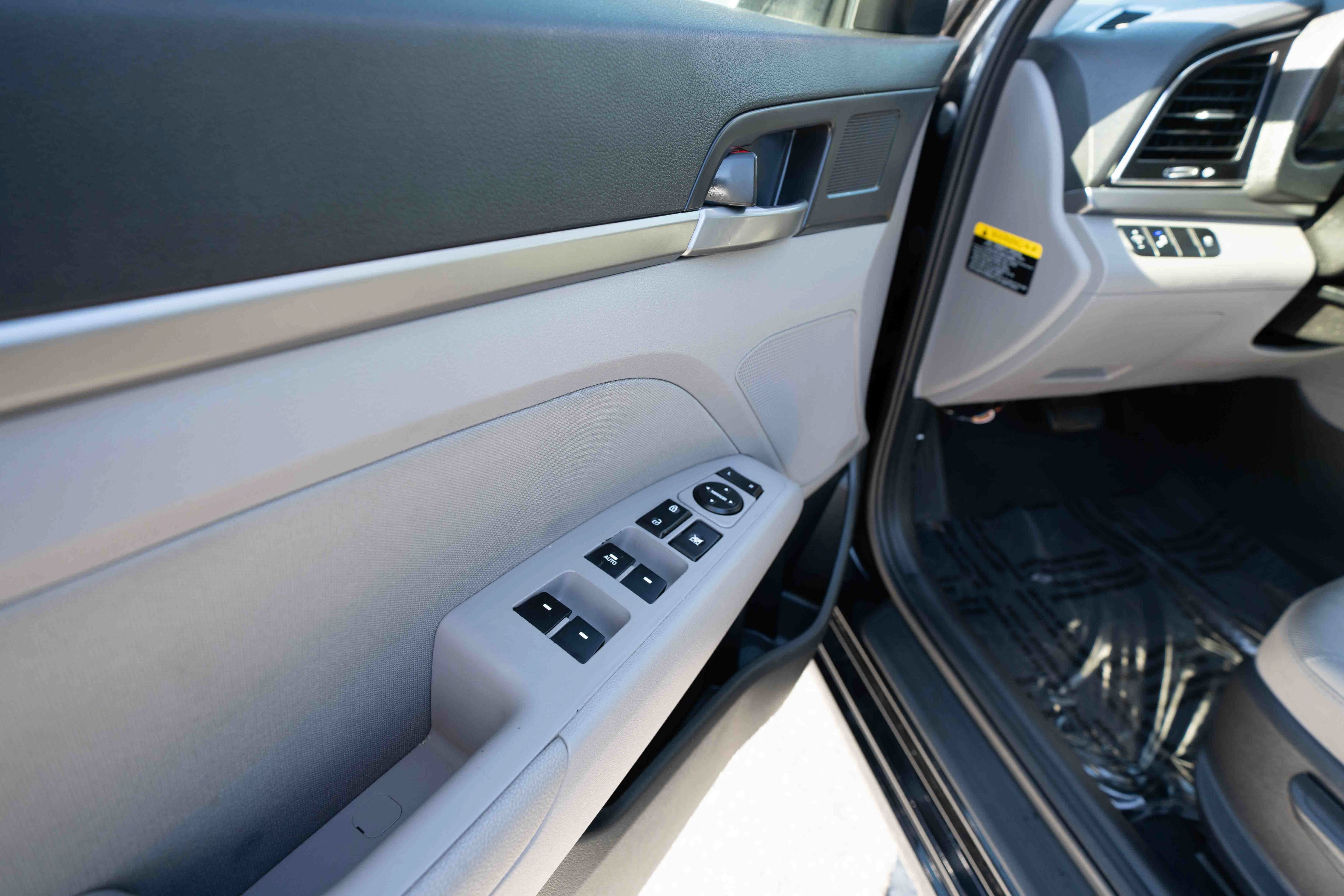 Used 2018 Hyundai Elantra Value Edition FWD image 7
