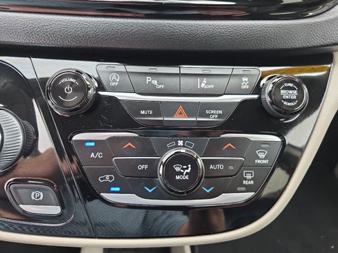 Used 2022 Chrysler Pacifica Touring-L FWD image 36
