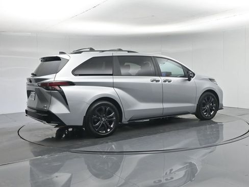 Used 2025 Toyota Sienna XSE w/ XSE Premium Package FWD image 32