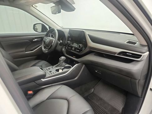 Used 2024 Toyota Highlander XLE AWD/4WD image 30