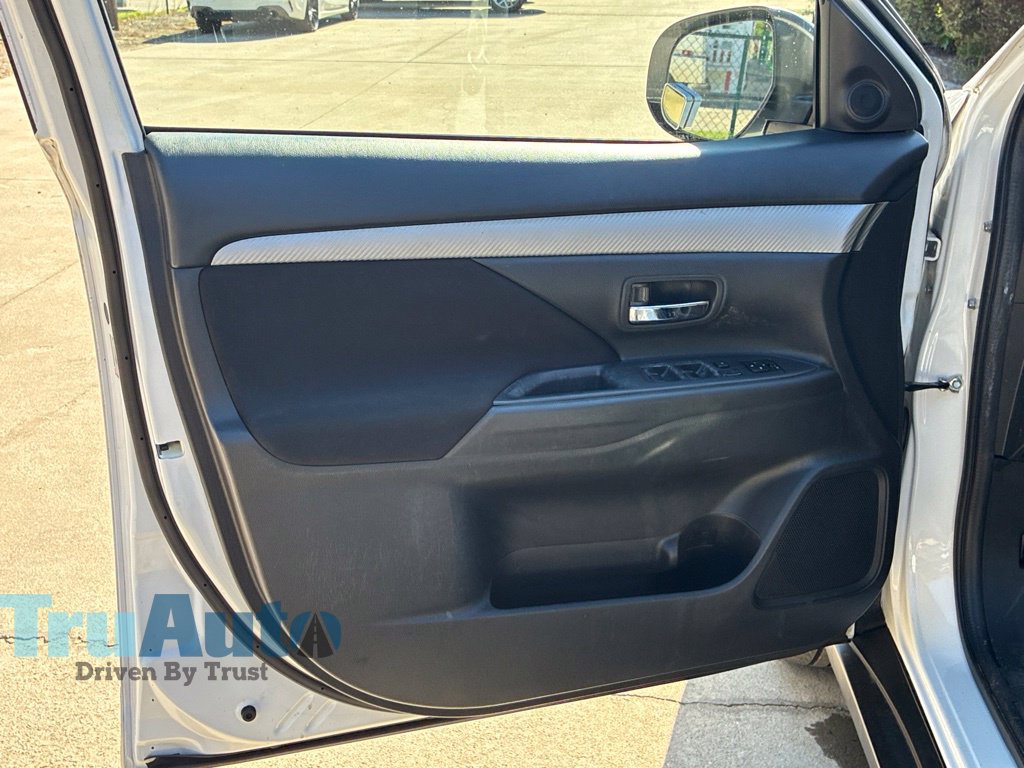 Used 2018 Mitsubishi Outlander AWD image 20