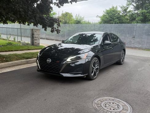 Used 2025 Nissan Altima 2.5 SR FWD image 2