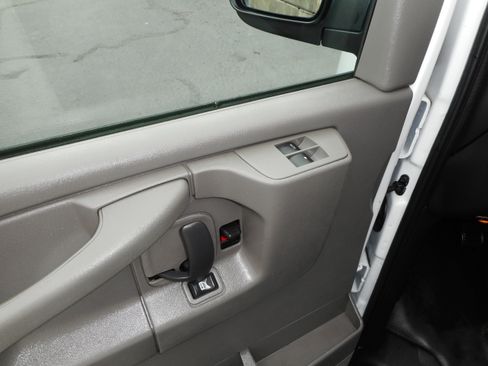 Used 2015 Chevrolet Express 2500 RWD image 16