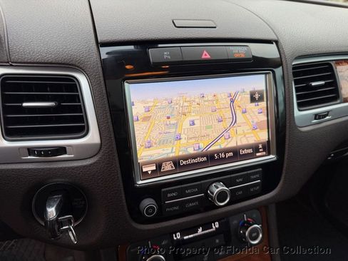 Used 2011 Volkswagen Touareg Executive image 18