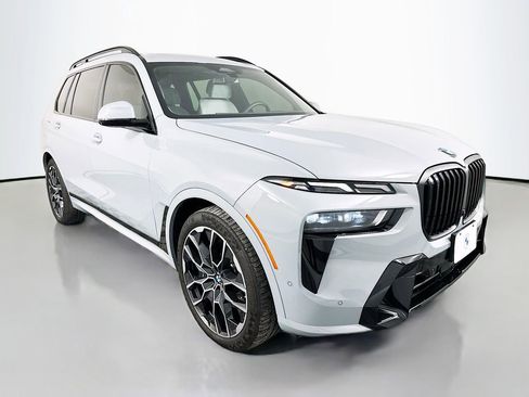 Used 2024 BMW X7 xDrive40i w/ M Sport Package AWD/4WD image 3