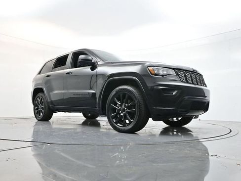 Used 2020 Jeep Grand Cherokee Altitude image 29