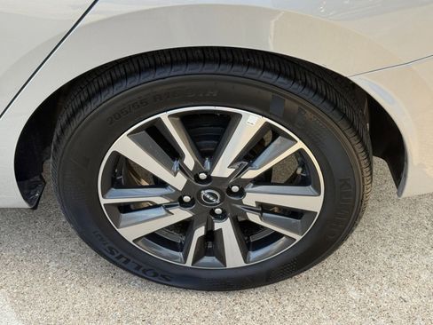 Used 2025 Nissan Versa SV image 30