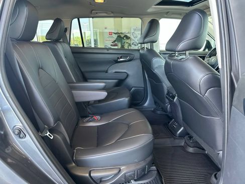 Used 2023 Toyota Highlander XLE AWD/4WD image 15