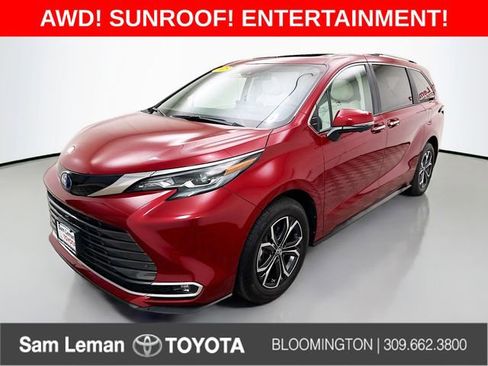 Used 2025 Toyota Sienna Platinum image 3