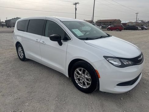 Used 2024 Chrysler Voyager LX FWD image 8