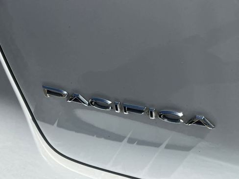 Used 2020 Chrysler Pacifica Touring-L image 21