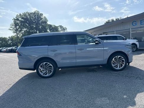 Used 2025 Lincoln Navigator Reserve AWD/4WD image 17