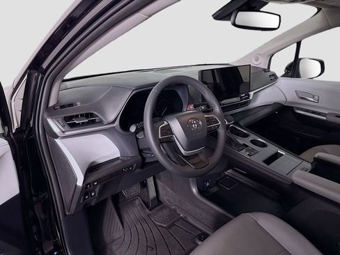 Certified 2025 Toyota Sienna XLE w/ XLE Plus Package image 9
