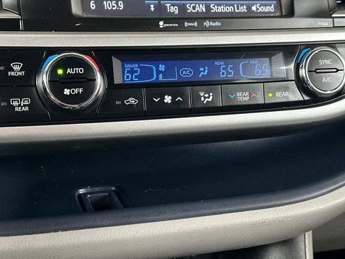 Used 2016 Toyota Highlander Plus w/ Preferred Accessory Package FWD image 28
