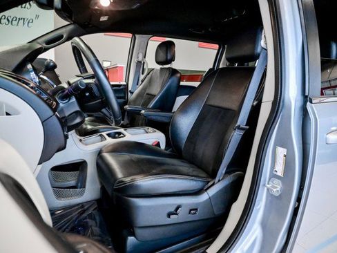 Used 2019 Dodge Grand Caravan SXT w/ Rear Park Assist Package image 14