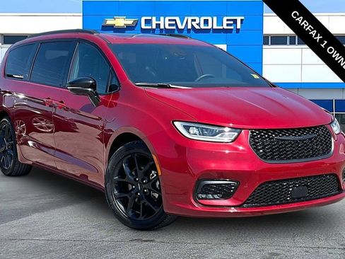 Used 2025 Chrysler Pacifica Limited FWD image 1