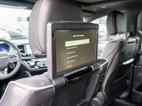 New 2026 Chrysler Pacifica Limited w/ Uconnect Theater Family Group FWD image 11