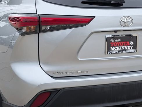 Used 2023 Toyota Highlander XLE FWD image 7