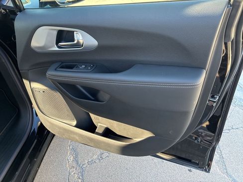 New 2026 Chrysler Pacifica Limited w/ Uconnect Theater Family Group image 25