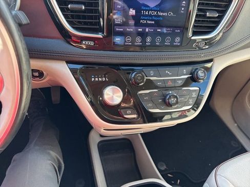 Used 2020 Chrysler Pacifica Limited image 16