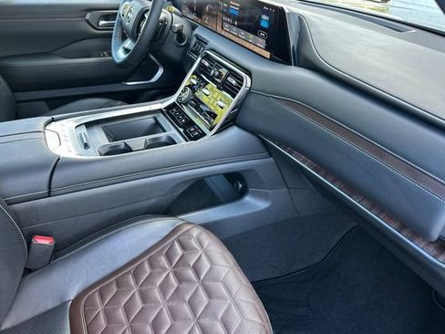 Used 2025 Nissan Armada Platinum Reserve image 15