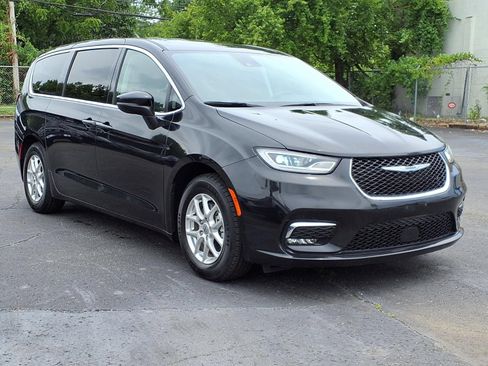 Used 2023 Chrysler Pacifica Touring-L FWD image 5