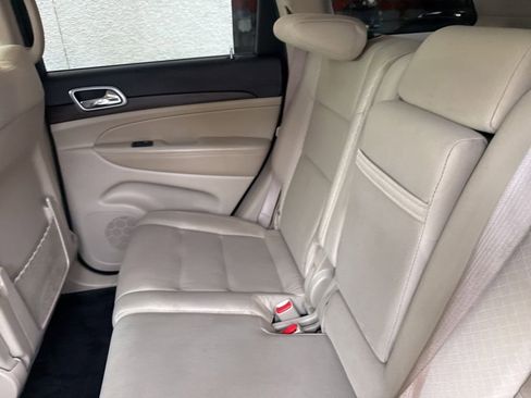 Used 2018 Jeep Grand Cherokee Laredo RWD image 15