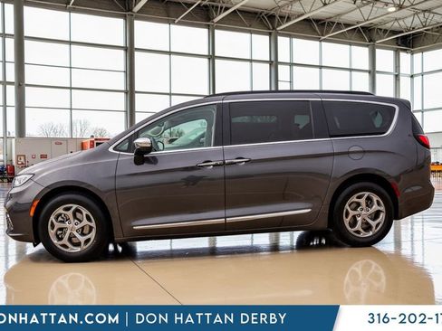 Used 2023 Chrysler Pacifica Limited image 2