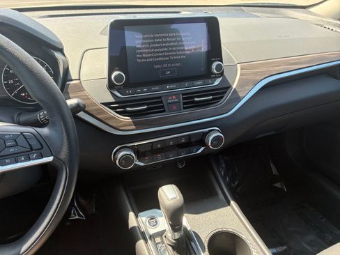 Used 2025 Nissan Altima 2.5 SV FWD image 17