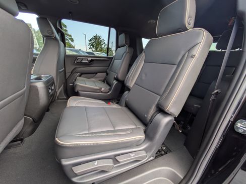 New 2025 Chevrolet Suburban Premier image 9