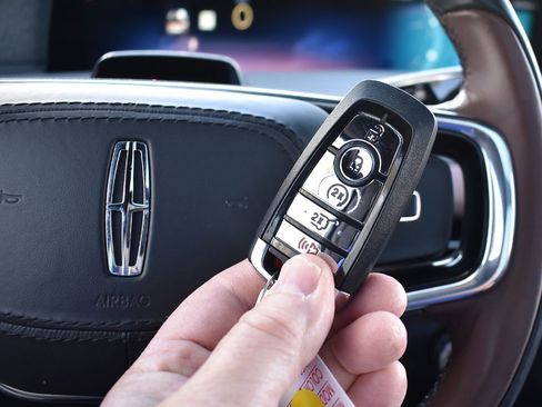Used 2025 Lincoln Navigator L Reserve AWD/4WD image 12