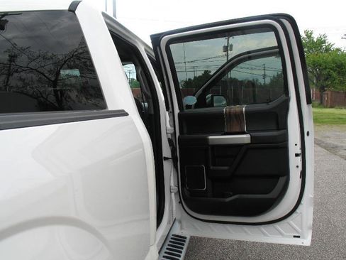 Used 2019 Ford F150 Lariat w/ Equipment Group 502A Luxury AWD/4WD image 16